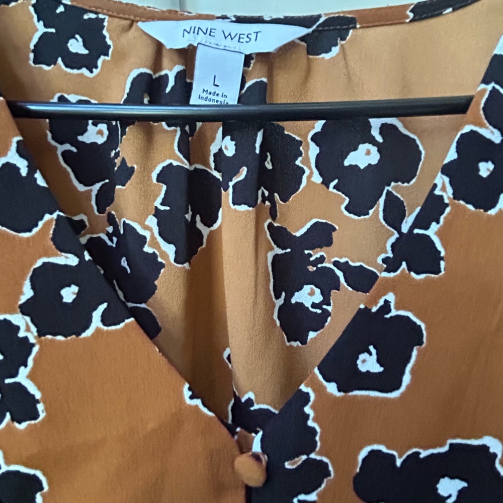 Tan blouse - Picture 2 of 2